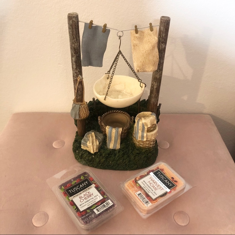 A very cute tealight burner with 2 essential oil.